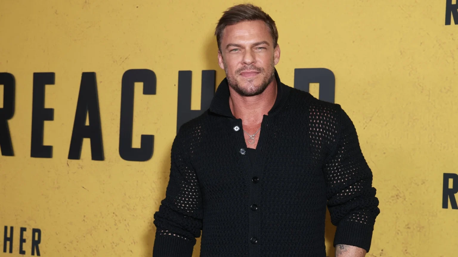 alan ritchson taille